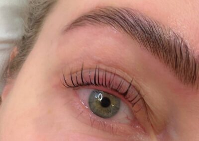 Kulmakarvojen laminointi & ripsien taivutus